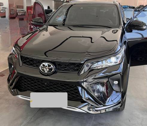 TOYOTA HILUX SW4 2.8 D-4D TURBO DIESEL SRX PLATINUM 7L 4X4 AUTOMÁTICO
